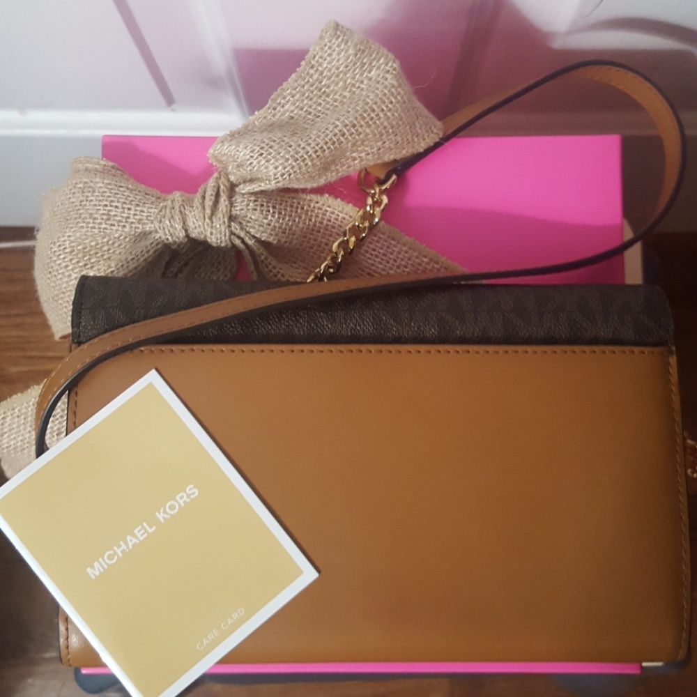 MK crossbody wallet purse on leather and gold chai - Picture 2 of 6